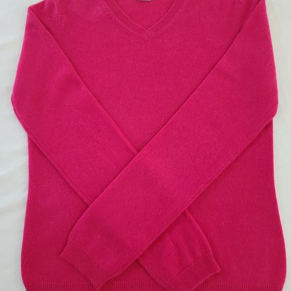 Evelyn Grace Beautiful Fuchsia Cashmere V-neck Sweater. Regular M